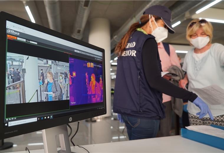 Die Temperatur der Passagiere wird auf dem Flughafen Palma de Mallorca mit einer Wärmekamera kontrolliert. Nach wochenlanger Corona-Pause ist am Montagvormittag erstmals wieder eine Maschine mit Urlaubern aus Deutschland auf Mallorca gelandet.