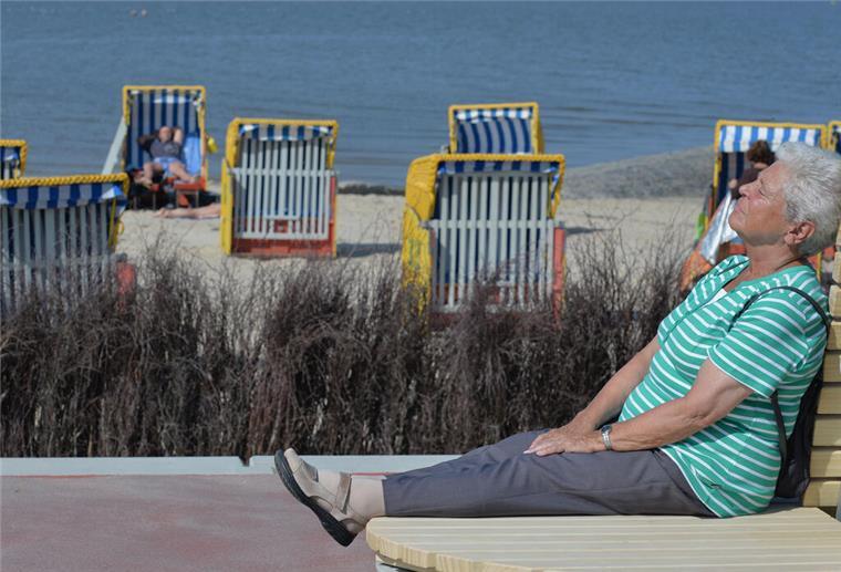 Eine Urlauberin sonnt sich