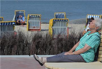Eine Urlauberin sonnt sich