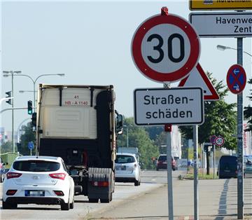 Die Tempo-30-Schilder an der Stresemannstraße in Höhe der Brücke über die Geeste sollen schnell wieder verschwinden. Dafür müssen die Rampen wieder auf der Niveau der Brücke gebracht werden.
