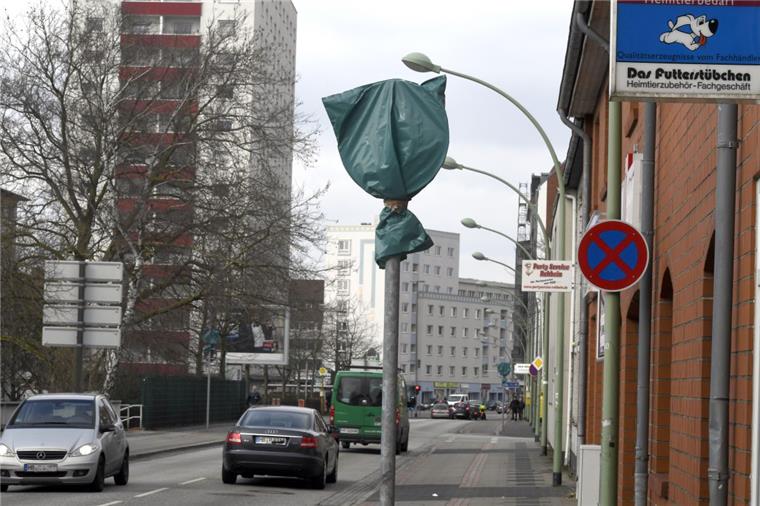 Entscheidung vertagt: Die Tempo-30-Schilder auf der Deichstraße bleiben verhüllt. Das Verwaltungsgericht fordert vor einem Urteil über die Zulässigkeit des Tempolimits eine neue Verkehrszählung.
