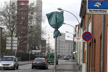 Entscheidung vertagt: Die Tempo-30-Schilder auf der Deichstraße bleiben verhüllt. Das Verwaltungsgericht fordert vor einem Urteil über die Zulässigkeit des Tempolimits eine neue Verkehrszählung.