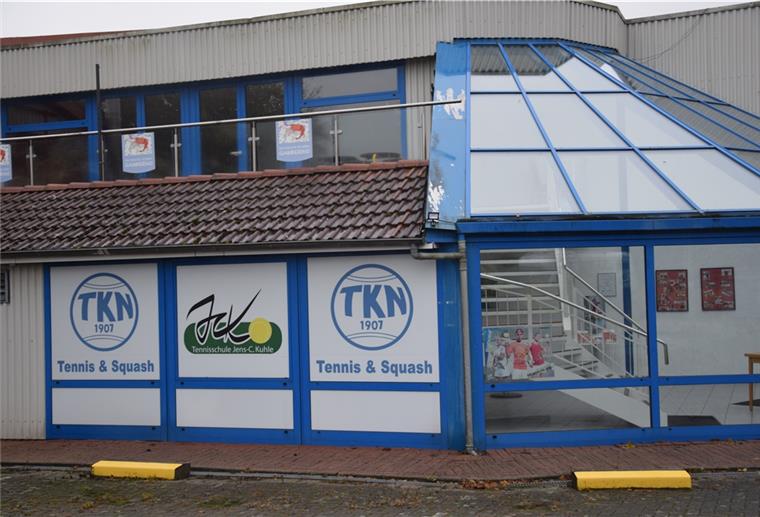 Investor gefunden: Tennisklub Nordenham gerettet Die Tennis- und Squashhalle des TK Nordenham, in der auch ein Restaurant integriert ist, wird an einen Nordenhamer verkauft.