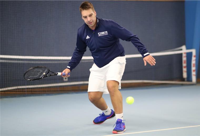 Die Tennisspieler, hier Jannik Schultze vom TK Nordenham, dürfen Einzel spielen. Ob die Winter-Punktspiele ausgetragen werden, ist fraglich.