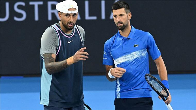 Die Tennisstars Novak Djokovic (r) und Nick Kyrgios kritisieren den Umgang mit prominenten Dopingfällen