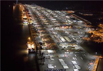 Zum Schutz der Umwelt: Die Terminals an der Bremerhavener Stromkaje werden jetzt alle mit energiesparenden LED-Strahlern beleuchtet.