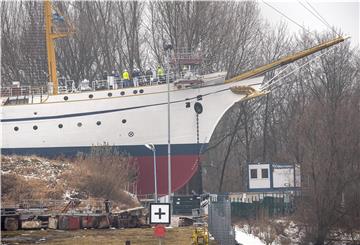 Das Segelschulschiff «Gorch Fock» liegt frei von Planen und Gerüsten in der Lürssen-Werft. 