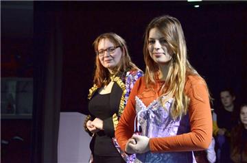 Die Theater-AG am St.-Viti-Gymnasium bei der Proben: Leeloo Lewandowski (rechts) und Kimberley Gall mimen in „Big Spender“ das Moderatoren-Duo Fiona und Luisa.