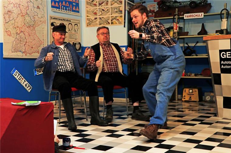 Die Theatergruppe Anderlingen zeigt das plattdeutsche Lustspiel "De vergnögte Tankstell". Zwei der drei Vorstellungen sind bereits vor der Premiere ausverkauft. 