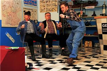 Die Theatergruppe Anderlingen zeigt das plattdeutsche Lustspiel "De vergnögte Tankstell". Zwei der drei Vorstellungen sind bereits vor der Premiere ausverkauft. 
