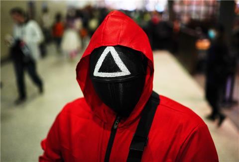 Joshua Bizzell aus dem Großraum London verkleidete sich während des zweiten Tages der MCM Comic Con im ExCel London als eine Figur aus der Netflix-Serie «Squid Game».
