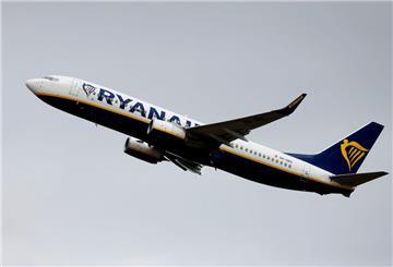 Passagiermaschine der Fluggesellschaft Ryanair startet am Flughafen