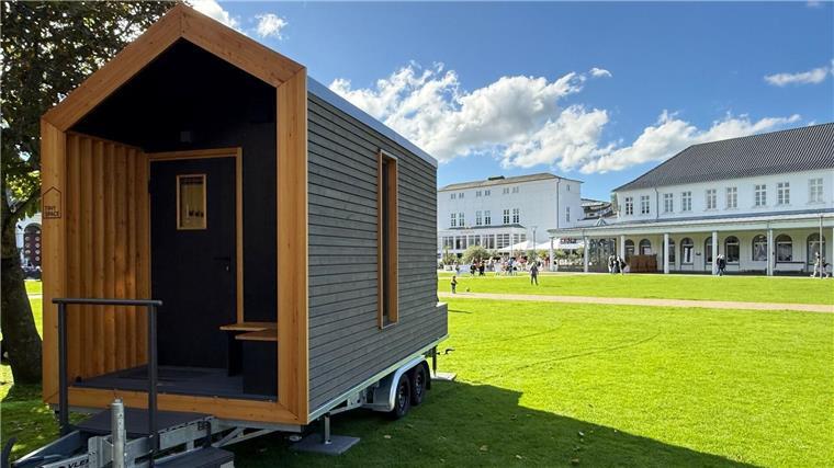 Die Tiny Houses bieten einen Blick auf den Kurpark von Norderney. 