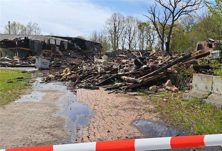 Die Tischlerei wurde bei dem Großbrand zu großen Teilen zerstört. Vom vorgelagerten Wohnhaus ist nur noch ein Schutthaufen übrig. 