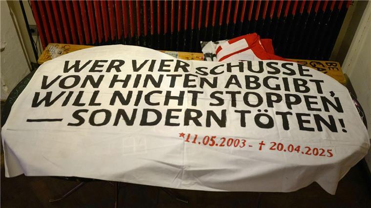 Migranten-Initiative sieht Rassismus in tödlichen Schüssen Die tödlichen Schüsse aus einer Polizeiwaffe auf einen jungen Mann in Oldenburg sind aus Sicht einer Initiative für Menschen mit Migrationshintergrund eine Folge von Rassismus bei der Polizei.