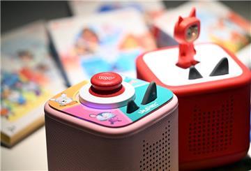 Neue Toniebox-Modelle stehen auf einem Tisch. Die Toniebox ist für Kinder konzipiert und wird seit 2016 verkauft. Figuren, sogenannte Tonies, können dabei auf eine würfelförmige, akkubetriebene Box gesetzt werden, um Inhalte wie Hörspiele und Musik abzuspielen oder etwas Eigenes aufzunehmen.