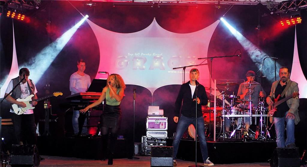 Die Top 40 Band &quot;Grace&quot; eröffnete am Freitagabend das musikalische Programm des 243. Neuenwalder Herbstmarktes. Foto: Stehn