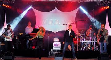 Die Top 40 Band &quot;Grace&quot; eröffnete am Freitagabend das musikalische Programm des 243. Neuenwalder Herbstmarktes. Foto: Stehn