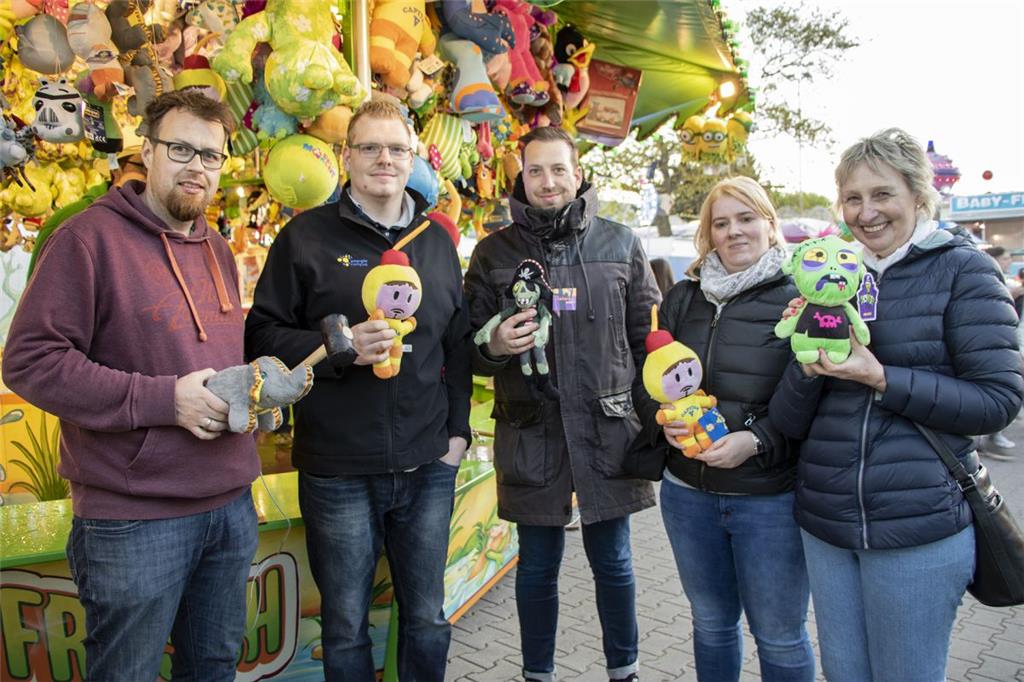 Die Tour-Teilnehmer freuen sich über Preise.