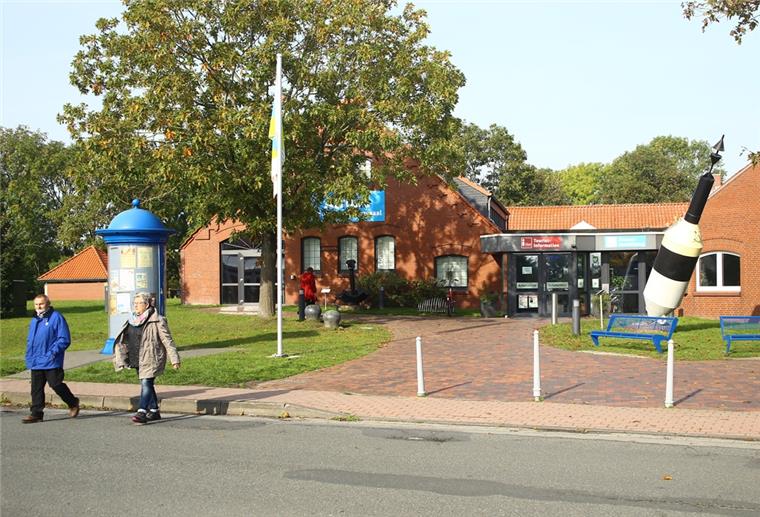 Appell aus Butjadingen: „Leute, bleibt zu Hause.“ Die Tourist-Info des Tourismus Service Butjadingen in Burhave. Auch hier wird der Zugang zum Strand gesperrt.