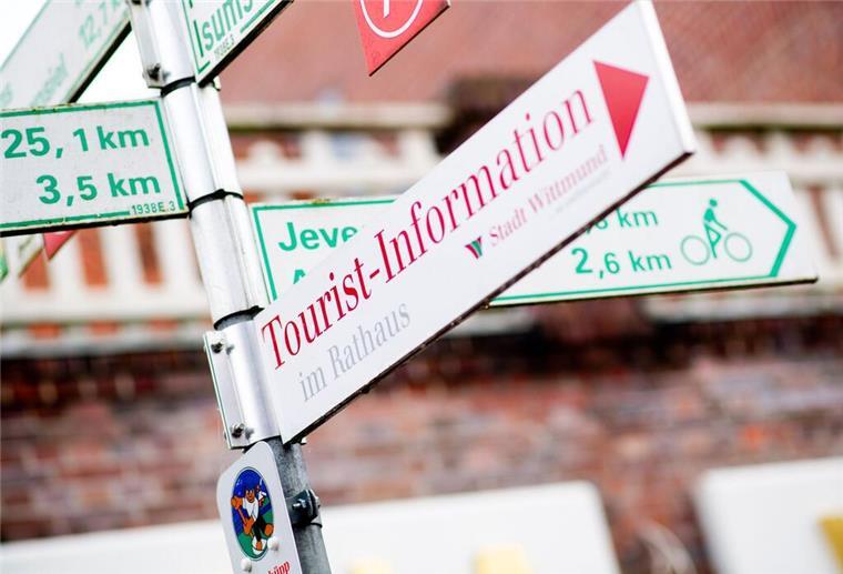 Die Tourist-Informationen in den Urlaubsregionen können bei der Suche nach freien Unterkünften helfen. (Archivbild)