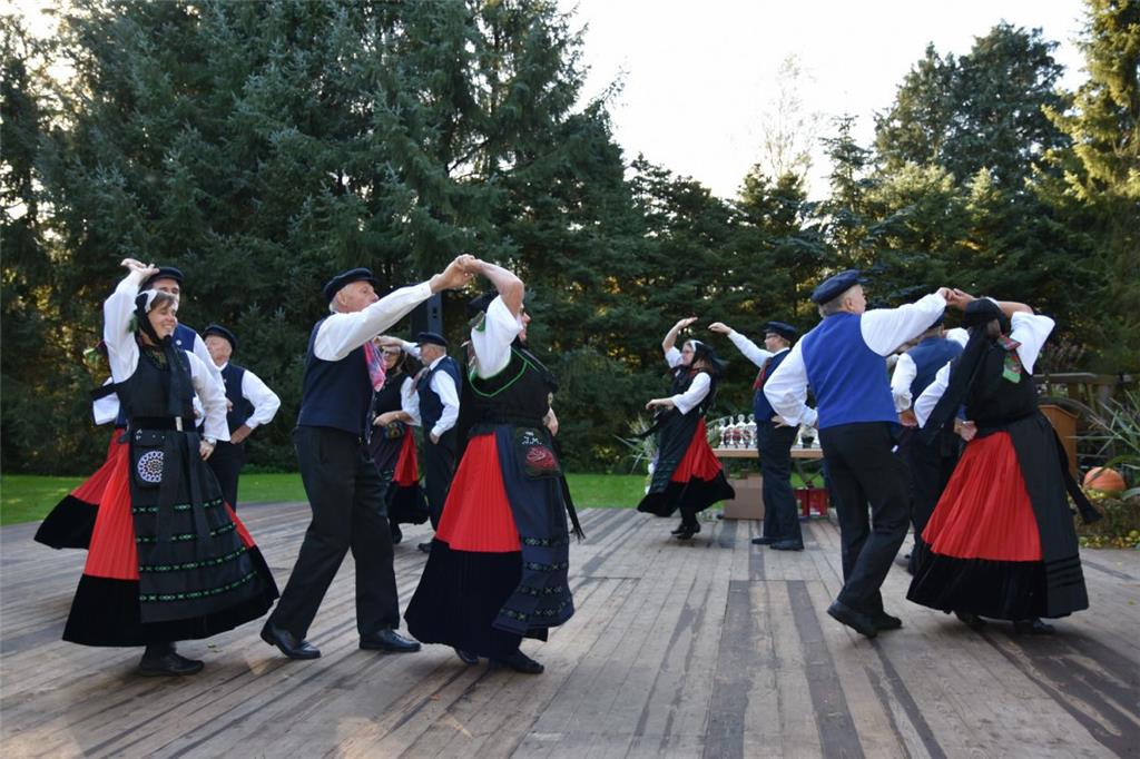 Die Trachtengruppe Heeslingen führte schwungvolle Volkstänze vor.