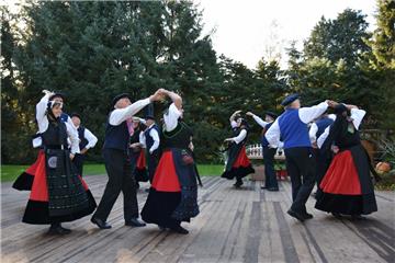 Die Trachtengruppe Heeslingen führte schwungvolle Volkstänze vor.