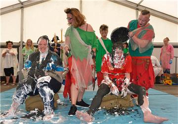 Die traditionelle Wattentaufe auf der Bühne im Festzelt ließen sich rund 200 Einheimische und Urlauber nicht entgehen.