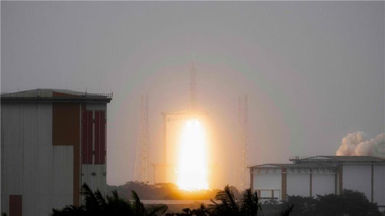 Europas Ariane 6 zu erstem kommerziellem Flug gestartet Die Trägerrakete Ariane 6 ist erstmals für einen kommerziellen Flug erfolgreich ins All gestartet. An Bord hat sie einen Satelliten der französischen Luftwaffe.