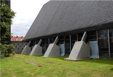 Die tragenden Pfeiler der Christuskirche haben ein Korsett aus Stahl und Beton bekommen. Doch wann die Sanierung der Kirche beginnt, ist offen.