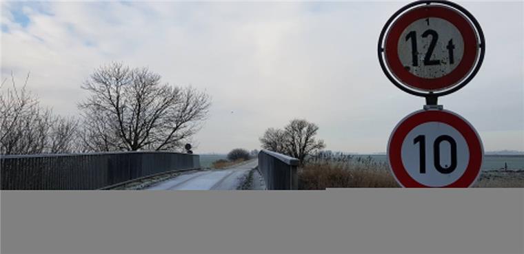 Die Traglast dieser Brücke über den Grauwall-Kanal am Misselwardener Specken bei Wremen ist für den landwirtschaftlichen Schwerlastverkehr nicht ausgelegt. Sie muss ersetzt werden.