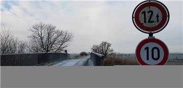 Die Traglast dieser Brücke über den Grauwall-Kanal am Misselwardener Specken bei Wremen ist für den landwirtschaftlichen Schwerlastverkehr nicht ausgelegt. Sie muss ersetzt werden.