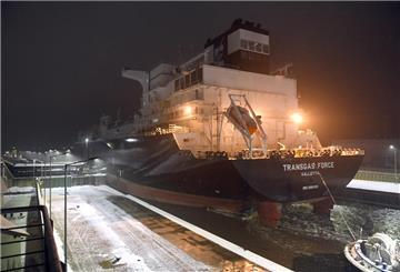 Die „Transgas Force“ hat Bremerhaven am Mittwochmorgen im Schneegestöber per Dockschleusung verlassen.