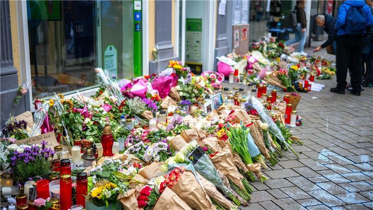 Tod von Lorenz: Beschuldigter Polizist bekommt Akteneinsicht Die Trauer um den getöteten Lorenz ist groß. Bei ihren Ermittlungen ist die Staatsanwaltschaft nun einen großen Schritt weiter. (Archivbild)