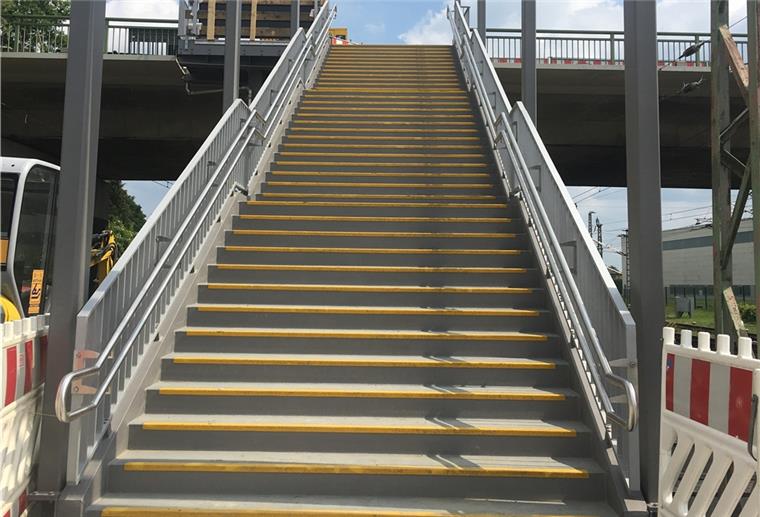 Die Treppe zum Bahnsteig in Bremerhaven-Wulsdorf hat rutschfeste Stufen.