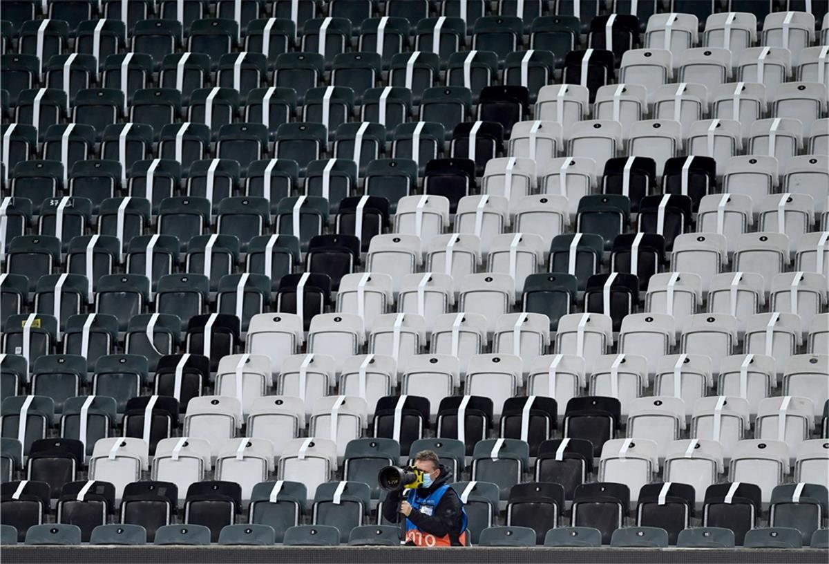 Die Tribünen in Fußballstadien werden weiterhin leer bleiben, aber der Profisport wird vorerst weitergehen. 