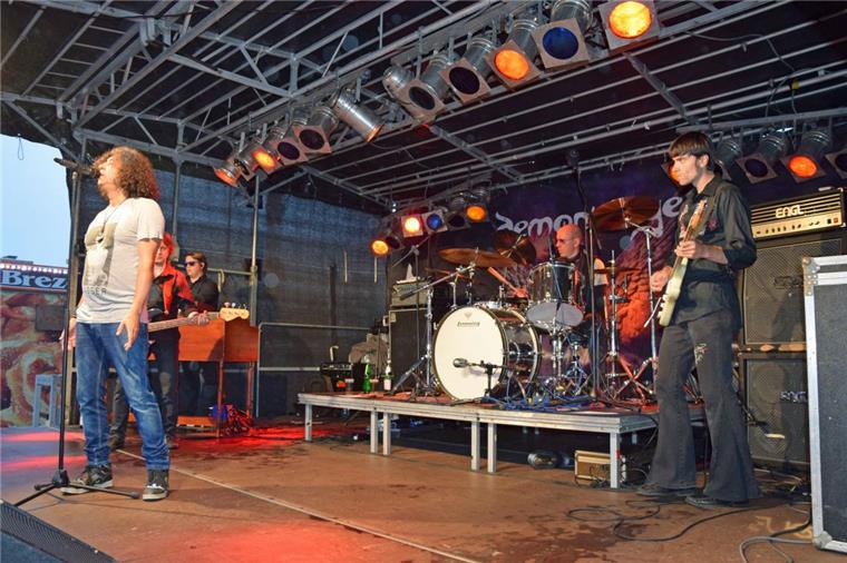 Musiksommer: 800-Deep-Purple-Fans rocken im Regen Die Tribute-Band Demons Eye beim Musiksommer im Schaufenster Fischereihafen.