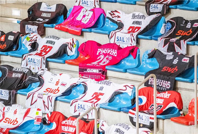 Pinguins bitten Krefeld zum Rückspiel Die Trikot liegen in der Eishalle bereit. Die Fischtown Pinguins wollen den nächsten sieg gegen Krefeld einfahren.