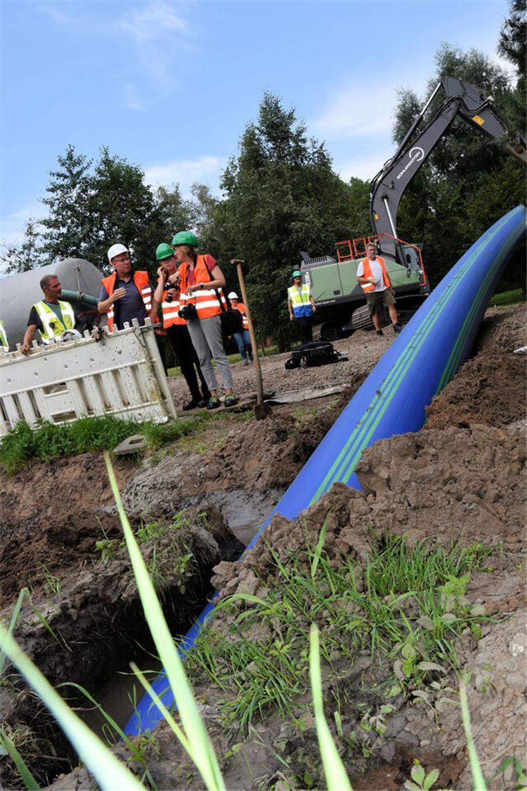 5 Dinge, die Sie nicht über den OOWV wussten Die Trinkwasserleitung in die nördliche Wesermarsch stammt aus den 1970ern. In Huntebrück wurde sie vor einigen Jahren auf einer Länge von etwa 325 Metern erneuert. Die beiden Leitungsstränge mit einem Durchmesser von jeweils 630 Millimetern verlaufen auch unter dem Flussbett der Hunte. Bei der Verlegung wurde ein Bohrkopf unter dem Fluss hindurchgeführt . Anschließend wurde das Bohrloch geweitet, um die Leitungsstränge Zentimeter für Zentimeter ins Erdreich und somit unter dem Fluss hindurch zu ziehen.