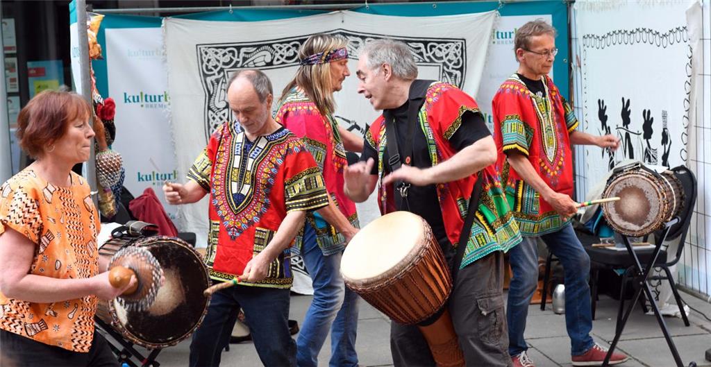 Die Trommelgruppe heizte in der Fußgängerzone ein. Foto: Scheer