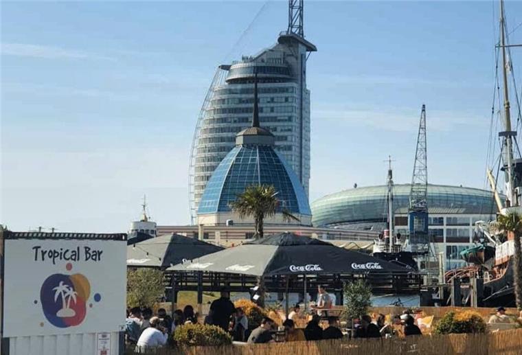 Die Tropical Bar in Bremerhaven am Alten Hafen.