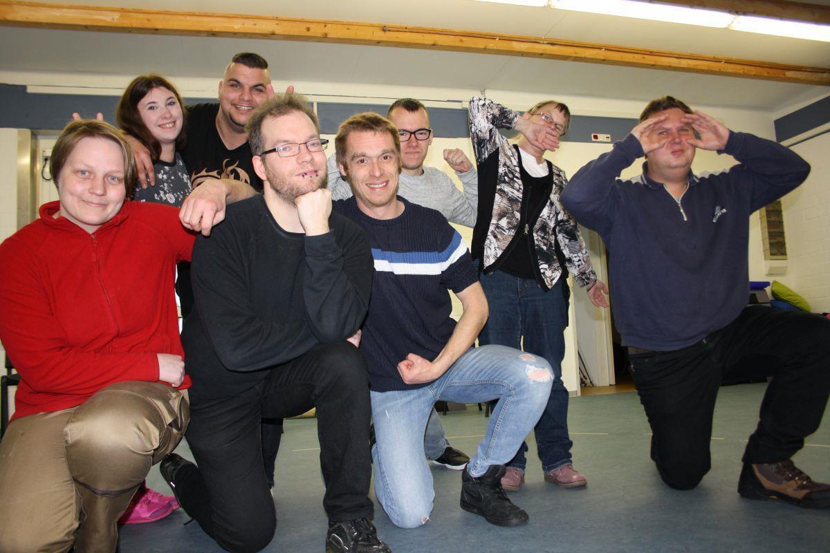 Theatergruppe Crazy Impro probt für großen Auftritt Die Truppe von Crazy Impro freut sich auf ihren Auftritt im TiF. Manche improvisieren fürs Foto eine kuriose Figur.