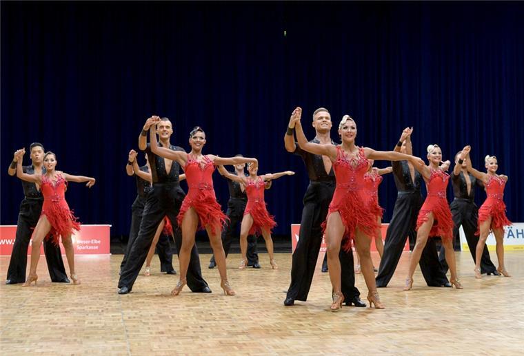 Die TSG Bremerhaven tanzt die Choreografie „Time Machine“.