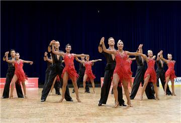 Die TSG Bremerhaven tanzt die Choreografie „Time Machine“.