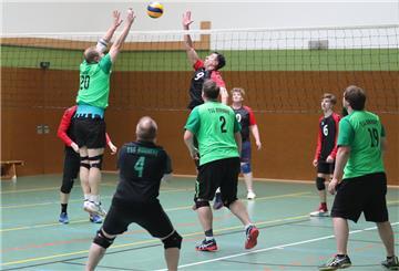 Die TSG Burhave (vor dem Netz) gewann in der Bezirksklasse alle sieben Spiele und kehrt nach vier Jahren in die Bezirksliga zurück.