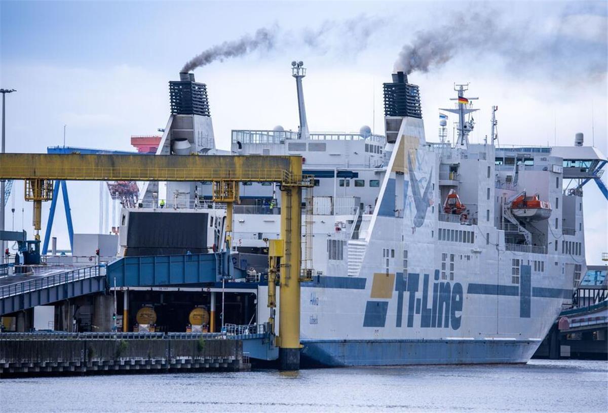 Ostsee-Fähre „Akka“ verchartert: TT-Line-Schiff fährt bald in der Adria PRODUKTION - Das Fährschiff «Akka» der Reederei TT-Line wird in Rostock für die Überfahrt ins schwedische Trelleborg beladen. Foto: Jens Büttner/dpa