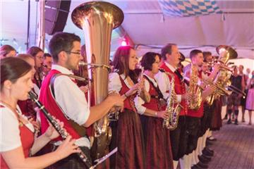 Die Tuba bläst der Huber. 