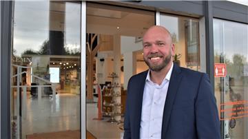 Nils Kuiper vor "seinem" Möbelhaus in Bad Bederkesa