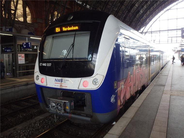 Die Türen der Bahn in Richtung Nordenham seien bereits gesperrt gewesen, als der 86-Jährige an die Bahn am Bremer Hauptbahnhof heranfuhr und später mitgeschleift wurde.