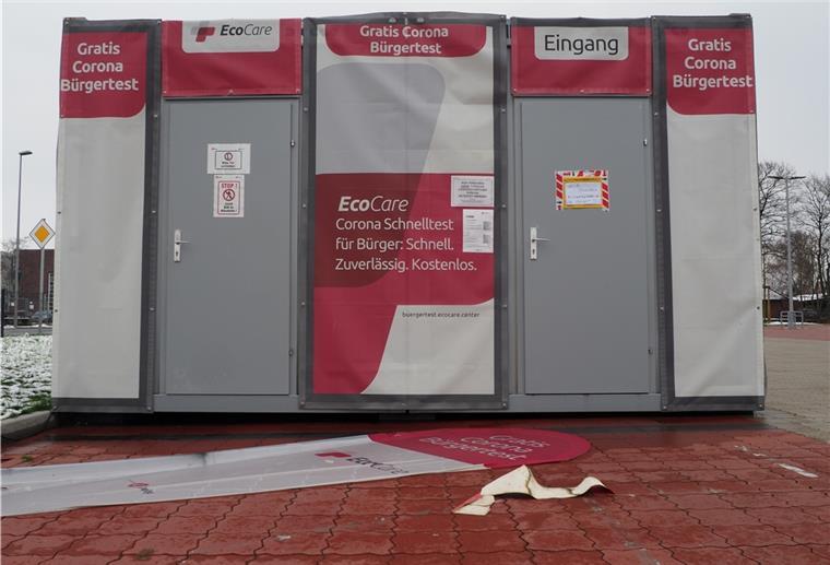 Die Türen des Testzentrums der Firma Ecocare auf dem Parkplatz des Lidl-Marktes bleiben verschlossen. Trotzdem werden Terminbestätigungen an Kunden versendet.